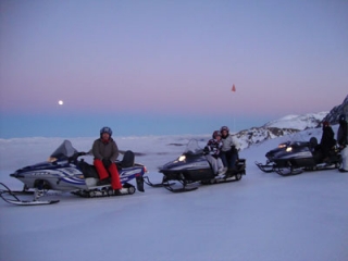  Schneemobilfahren bei Nacht auf einer Wanderung 
